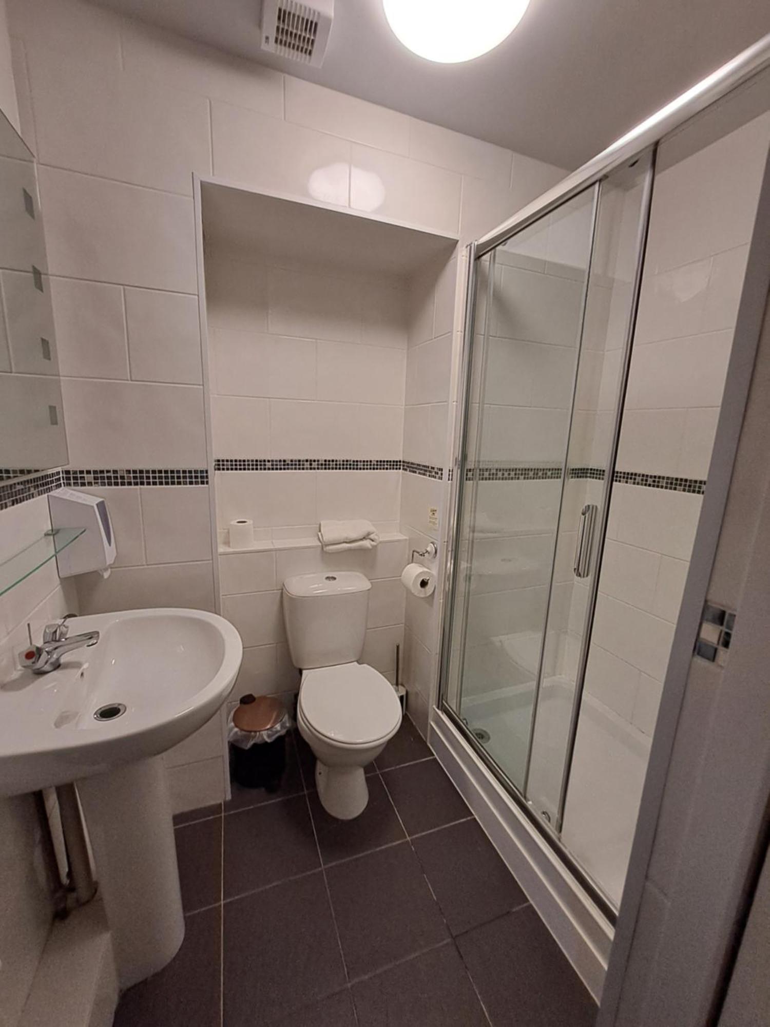 Boathouse Hotel Холихед Экстерьер фото