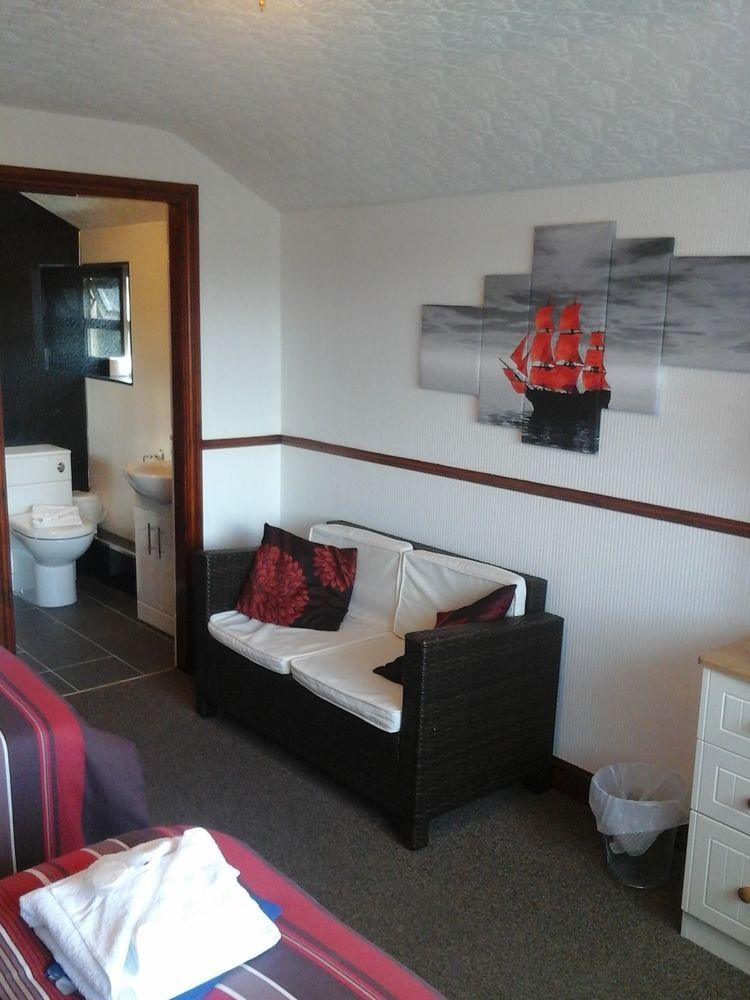Boathouse Hotel Холихед Экстерьер фото